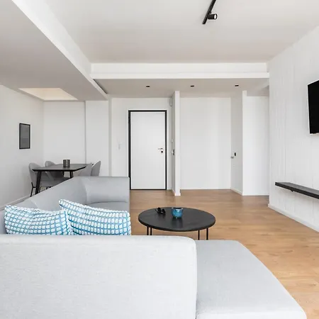 Celine By Halu!, Spacious Next To Business Hub Apartment *